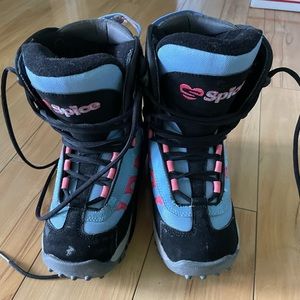 Girls size 4 snowboard boots!